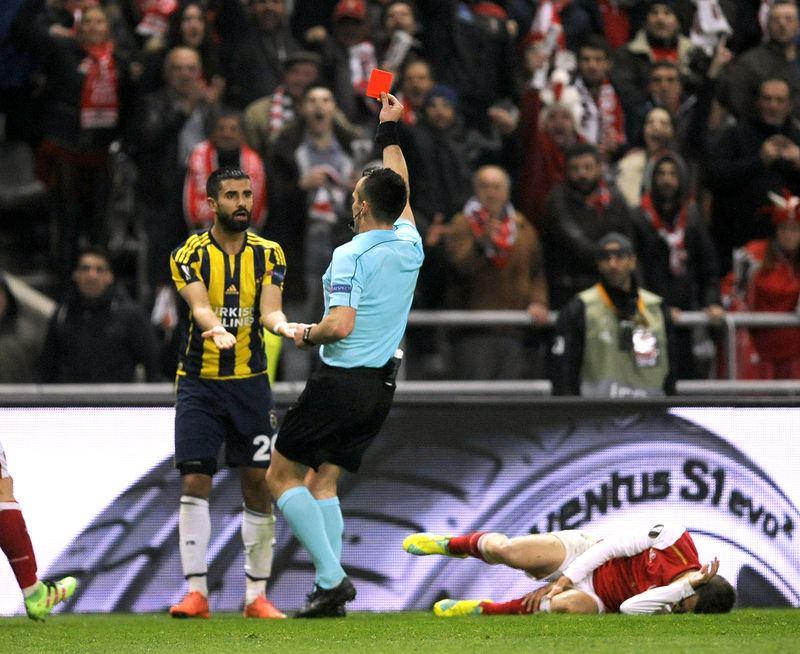 <p>Önce penaltıyla alakası olmayan bir pozisyonda beyaz noktayı gösterdi. Pozisyondan önce ise net ofsaytı ilk golde olduğu gibi atladı. Ellerini vücuduna birleştiren Mehmet Topal'a ise ikinci sarı kartı gösterdi ve Fenerbahçe'nin adeta belini kırdı. </p>
<p> </p>