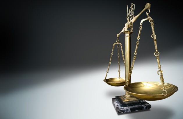 3. Yargı Paketi'' yasalaştı(4)  Hakim veya mahkeme; tutuklamaya, tutuklamanın devamına ve tahliye isteminin reddine ilişkin karar verirken, kuvvetli suç şüphesinin varlığını, tutuklama nedenlerinin varlığını ve tutuklama tedbirinin ölçülü olduğunu somut olgularla gerekçelendirecek. Hakimlerin tutuklama yerine adli kontrol uygulayabileceğine yönelik düzenlemedeki süre sınırı kaldırıyor. TBMM Genel Kurulu'nda kabul edilen ''3. Yargı Paketi''ne ilişkin kanuna göre, elektrik enerjisi hakkındaki suç, nitelikli hırsızlık kapsamından çıkartılıyor. Suçun, sıvı veya gaz halindeki enerji hakkında ve bunların nakline, işlenmesine veya depolanmasına ait tesislerde işlenmesi halinde, 5 yıldan 12 yıla kadar hapis cezası, 15 yıla kadar hapis cezası olarak uygulanacak. Suçun örgütlü işlenmesi durumunda ceza yarı oranda artırılacak. Elektrik enerjisinin, suyun veya doğalgazın; sahibinin rızası olmaksızın, tüketim miktarının belirlenmesini engelleyecek şekilde tüketilmesi halinde kişi 2-5 yıl yerine 1-3 yıl hapis cezasına çarptırılacak. Karşılıksız yararlanma suçunda fail, azmettiren veya yardım edenin pişmanlık göstererek mağdurun uğradığı zararı soruşturma tamamlanmadan önce tazmin etmesi halinde kamu davası açılmayacak. Zararın hüküm verilinceye kadar tamamen tazmin edilmesi halinde ise verilecek ceza 3'te 1'ine kadar indirilecek. Kanunla, örgüte üye olmamakla birlikte örgüt adına suç işleyen kişiye ayrıca örgüte üye olmak suçundan verilecek cezada maktu indirim yapılması yerine, hakime indirim yapıp yapmama, yapacaksa bu indirimin oranı hakkında takdir yetkisi tanınıyor. Örgüt içindeki hiyerarşik yapıya dahil olmamakla birlikte, örgüte bilerek ve isteyerek yardım eden kişi örgüt üyesi olarak cezalandırılacak, ancak örgüt üyeliğinden dolayı verilecek ceza 3'te 1'ine kadar indirilebilecek. Bir kimseyi, görevinin sağladığı nüfuzu kötüye kullanmak suretiyle kendisine veya başkasına yarar sağlanmasına veya bu yolla vaatte bulunulmasına zorlayan kamu görevlisi, 5-12 hapis cezasına çarptırılacak. Kişi, ''haklı bir işinin gereği gibi hiç veya vaktinde görülmeyeceği endişesiyle, kendisini mecbur hissederek kamu görevlisine veya yönlendireceği kişiye menfaat temin ederse'' zorlamanın varlığı kabul edilecek. Göreviyle ilgili bir işi yapması ya da yapmaması karşılığında kamu görevlisine veya göstereceği kişiye menfaat sağlayan kişiye, 4 yıldan 12 yıla kadar hapis cezası verilecek. Rüşvet konusunda anlaşmaya varılırsa suç tamamlanmış gibi ceza uygulanacak. Kamu görevlisi rüşvet talebinde bulunur fakat kişi bunu kabul etmezse ya da kişi rüşvet teklifinde bulunur ve kamu görevlisi kabul etmezse, ceza yarı oranında indirilecek. Rüşvete aracılık eden kişi müşterek fail olarak cezalandırılacak.