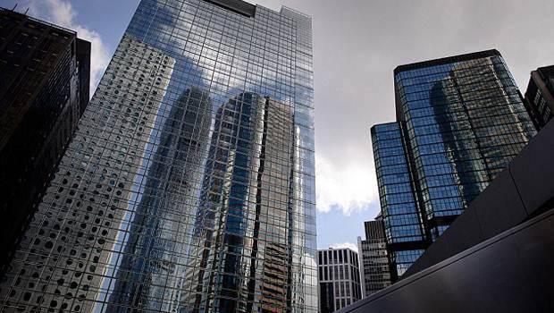 <p>Amerikan Forbes dergisi dünyanın en büyük 2000 şirketini belirledi. Dünyadaki halka açık şirketleri 4 kategoride değerlendiren Forbes'un listesinde özellikle ilk 10'da çok sürpriz şirketler yer aldı. </p>
<p> </p>
<p>Forbes, dünyanın en büyük 2000 şirketini belirledi. Listenin sürprizi Koç Grubu oldu. 2013'te listenin Türkiye şampiyonu olan Koç, bu yıl listeye 3. sırada girdi. İşte Forbes Global 2000'de ilk 100'de yer alan şirketler ve listeye giren 12 Türk şirketi.</p>