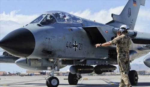 <p><strong>Alman Hava Kuvvetleri: 423 adet savaş uçağı</strong> <br /><br />2. Dünya Savaşı sonrası 1955'e kadar hava kuvvetleri kurması yasak olan Almanya, bugün en modern hava filolarından birine sahip. 31.370 personeli bulunan Alman Hava Kuvvetleri envanterinde Eurofighter Typhoon ve panavia Tornado gibi modern uçaklar bulunuyor. </p>