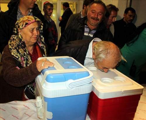 Ordu'da beyin ölümü gerçekleşen Emriye Önen'in ailesi organlarını bağışlarken, organları gözyaşları içinde öperek uğurladılar.
