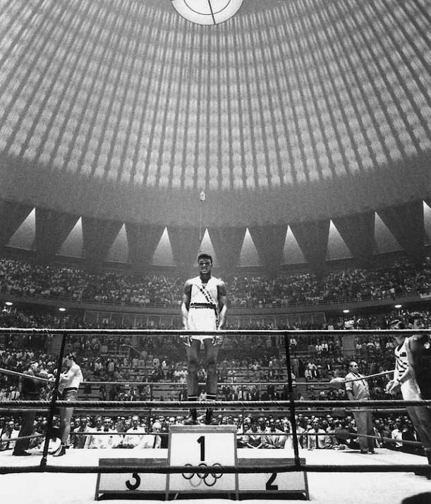 18 yaşındaki Cassius Clay, Roma'da yapılan 1960 Olimpiyatları'nda hafif ağır siklette kazandığı altın madalyadan sonra hırslanmıştı. Profeyonel kariyerinin tadını çıkarmaya ve bu başarısının keyfini sürmeye başlamıştı. 1981'de boksu 56-5 rekoru ve 37 nakavtla bırakmıştı.