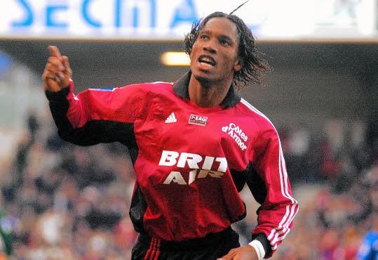 11 mart 1978'de dünyaya gelen Didier Drogba, yıldızının parlaması için uzun süre beklemek zorunda kaldı. 18 yaşında, o dönemde Fransa İkinci Ligi’nde mücadele etmeye başlayan Drogba, ilk profesyonel sözleşmesini imzaladığında 21 yaşındaydı.