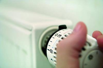 <p>T&uuml;rkiye&rsquo;de 4 kişilik bir ailenin ısıtma, soğutma, aydınlatma, yemeklerin pişirilmesi ve saklanması gibi ihtiya&ccedil;larda harcadığı elektrik enerjisi yılda 10 bin kilowatt saati buluyor. Yaşar &Uuml;niversitesi MYO Alternatif Enerji Kaynakları Teknolojisi Programı akademisyenleri konutlarda neredeyse y&uuml;zde 30 oranında tasarruf sağlayacak basit ve pratik &ouml;nlemler sundular.</p>