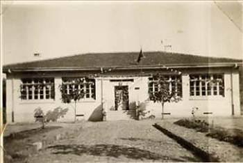 CUMARTESİ EĞİTİM-ÖĞRETİM: İlk ve ortaokullar, 1974 yılına kadar Cumartesi günleri de öğrenime devam ettiler. Cumartesileri diğer günler gibi tam değil yarım gün kabul edilirdi. Bu yüzden öğretim iki saatti. İlk ders 1 saat sürer, sonra on dakika teneffüs olur, ardından da 40 dakikalık ikinci ders yapılır ve bahçede hep bir ağızdan İstiklal Marşı okunduktan sonra birbuçuk günlük hafta sonu tatiline girilirdi. Bu uygulama 1974-75 öğretim yılından itibaren kaldırılarak, Cumartesi günü tam gün tatil kabul edildi.