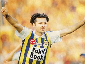 <p>21. saniye: 1995-1996 sezonunda Beşiktaş-Fenerbahçe maçında Fenerbahçeli Elvir Boliç.</p>