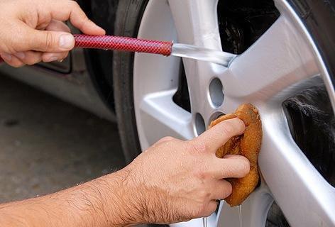 <p>- Aracınızın, klasik bakımlarını yaptırın.</p>
<p>- Yola çıkmadan lastik diş derinliklerini ve havalarını kontrol edin. Klima ve havalandırma sisteminin çalıştığından emin olun.</p>
<p>- Yola sabah erken saatlerde çıkın. Mola yerlerini önceden belirleyin. 2 saatte bir veya her 150 kilometrede 15 dakika mola verilmesi gerektiğini unutmayın.</p>