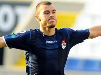 <p>20. saniye: 2009-2010 sezonunda Kasımpaşa-Kayserispor maçında Kasımpaşalı Yekta Kurtuluş.</p>