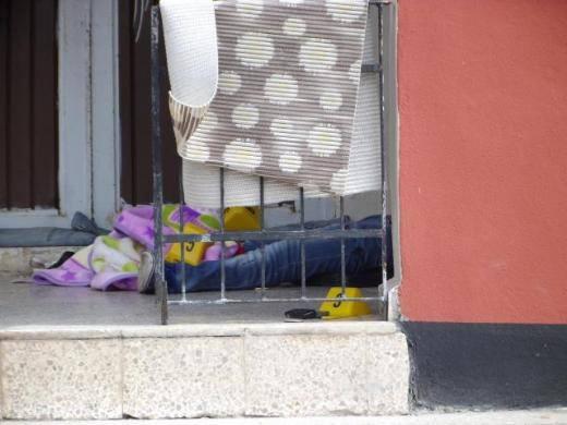Hatay'ın Dörtyol İlçesi'nde 31 yaşındaki Fatma Mercan, kucağındaki kızı 2 aylık Nazlı Mercan ile katilinden kaçarak sığındığı bir evin kapısında 6 kurşunla öldürüldü.