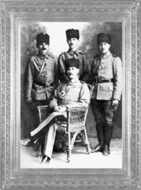 Mustafa Kemal, yaverleri Salih Bozok, Şükrü Tezer, Cevat Abbas Gürer ile beraber (1918)