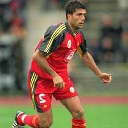 <p>18. saniye: 2001-2002 sezonunda Galatasaray-Göztepe maçında Galatasaraylı Vedat İnceefe.</p>