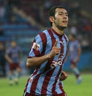 <p>17. saniye: 2007-2008 sezonunda Trabzonspor-Gaziantepspor maçında Trabzonsporlu Umut Bulut.</p>