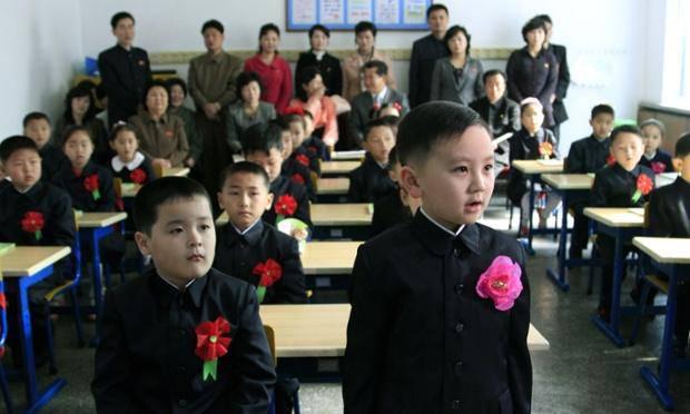 Başkent Pyongyang’daki dört numaralı ilkokulda öğrenciler, ailelerinin önünde ilk ders günlerinde.