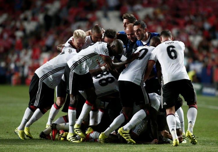<p>Bazı Portekiz gazeteleri, Benfica Kulübü yöneticilerinin Talisca'yı yalanladığını yazarak, "Talisca, geçen sezon ortasında takımdan ayrılmayı kafasına koyarak hep maaş artışı istedi. Aradığı maaşı da en sonunda Türkiye'de buldu." dediklerini savundu.</p>