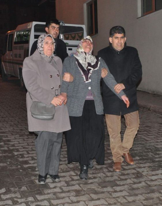 Kayseri'de yolcu otobüsünün devrilmesi sonucu hayatını kaybeden 21 kişinin cenazeleri, ailelerine teslim edildi. Cenazelerin teslimi sırasında aileleler gözyaşlarına boğuldu.