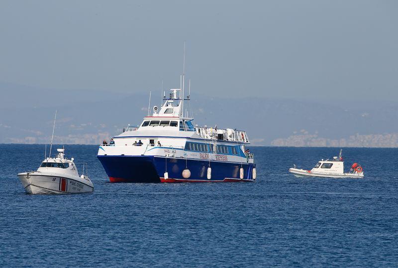 <p>Sabah erken saatlerde Midilli Adası'ndaki Moria kampından, AB sınır güvenlik ajansı Frontex'e bağlı güvenlik güçleri eşliğinde limana getirilen 131 göçmen, kiralanan teknelerle İzmir'in Dikili ilçesine gönderildi.</p>
<p> </p>