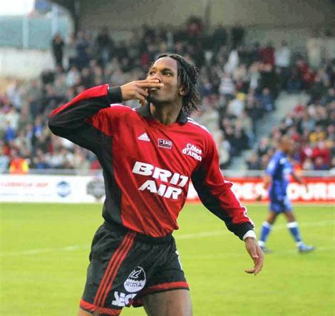 2002 - 2003 sezonunda Birinci Lig’de mücadele eden Guingamp formasıyla 34 maçta 17 gol atınca, hem milli takım yetkililerinin hem de Marsilya'nın dikkatini çekti.