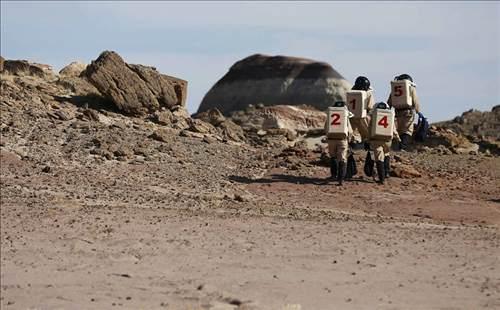 <p>2022’de Mars’ta kurulması planlanan koloniye gitmek için başvuran 100 bin gönüllünün arasında biri kadın 11 de Türk var. Mars’a gönderilecek 40 kişi, gidip geri gelmemeyi kabul ediyor.</p>
