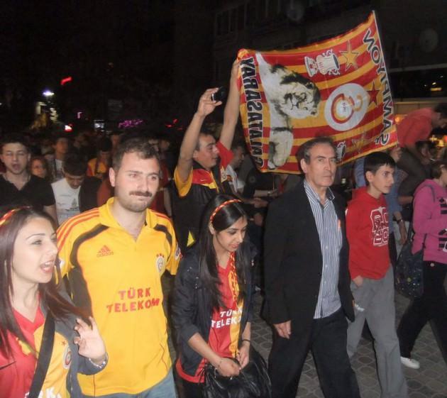 <p>Korna seslerini bi' keser misiniz artık. bebek uyuyo!</p>