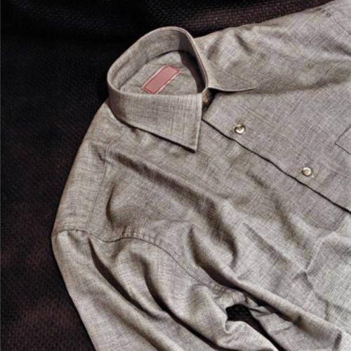 <p>Her dolabın vazge&ccedil;ilmezi g&ouml;mlek başlangı&ccedil;ta dizlerin altına dek uzanan ve belden kemerlenen bir giysiydi.</p>