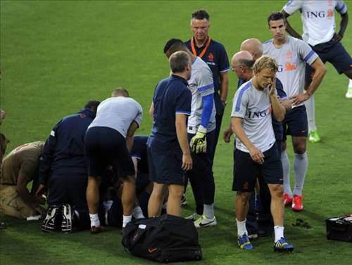 Hollanda'nın bug&uuml;n Portekiz ile oynayacağı hazırlık ma&ccedil;ı i&ccedil;in milli takım kampında bulunan Fenerbah&ccedil;eli Kuyt, d&uuml;nk&uuml; idmanda ciddi bir kaza ge&ccedil;irdi.