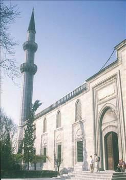 İhtişamlı bir devre haşmetli eserlerle m&uuml;h&uuml;r basan Mimar Sinan'ın ustalığı, kalfalık d&ouml;nemi eseri olan S&uuml;leymaniye Camii'nde uyguladığı mimari inceliklerle de dikkat &ccedil;ekiyor.
