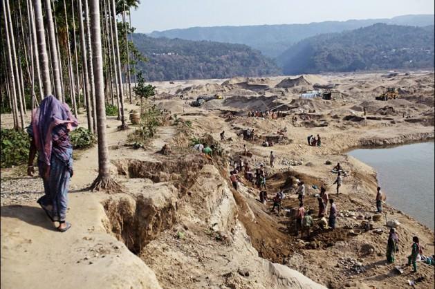 Hindistan sınırındaki Piain Nehri&rsquo;nden tek tek toplanan taşlar, &ouml;nce elekten ge&ccedil;iriliyor.