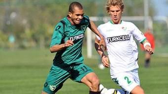 <p>12. saniye: 2008-2009 sezonunda Eskişehirspor-Denizlispor maçında Denizlisporlu Darryl Bevon Roberts</p>