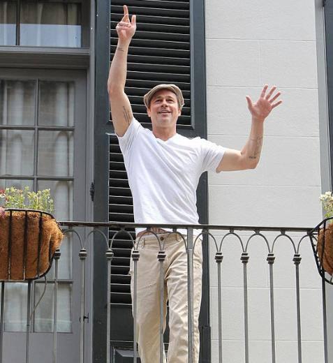 <p>Brad Pitt’in kolunu kaldırmasıyla dikkat çeken dövmede Mevlana’nın "Doğru ve yanlış tüm kavramların ötesinde bir yer var. Seninle orada buluşacağım" sözlerinin yazdığı öğrenildi.</p>