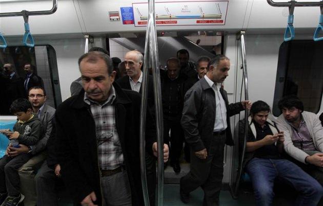 Marmaray Yenikapı İstasyonu'nda, AA muhabirine a&ccedil;ıklama yapan Kahraman, Marmaray'ın t&uuml;m d&uuml;nyanın g&ouml;z&uuml;n&uuml;n &uuml;zerinde olduğu, hem deniz hem de karadan ge&ccedil;en teknik bir proje olduğunu s&ouml;yledi.