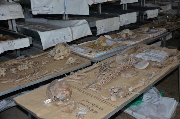 Priyedor şehri yakınlarındaki Tomaşitsa k&ouml;y&uuml;ndeki eski demir madeninde yapılan kazılarda şimdiye kadar 450 kişiye ait kemiklerin yanı sıra hen&uuml;z tam olarak bozulmamış cesetler &ccedil;ıkarıldı.