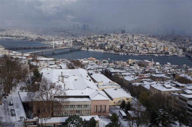 İstanbul'u beyaza bürüyen kar, seyrine doyum olmaz görüntüler ortaya çıkarttı. Tarihi kentin eşsiz güzelliği, Beyazıt'taki yangın kules'nden görüntülendi.