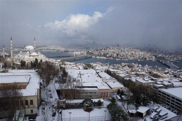 İstanbul'u etkisi altına alan kar yağışı, kenti beyaz örtüyle kapladı.