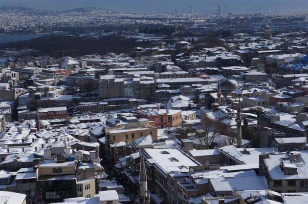 Kar İstanbul'u adeta gelin gibi süsledi. İstanbul'un bu eşsiz manzarasının en güzel göründüğü yerlerden biri de Beyazıt'taki yangın kulesi oldu.