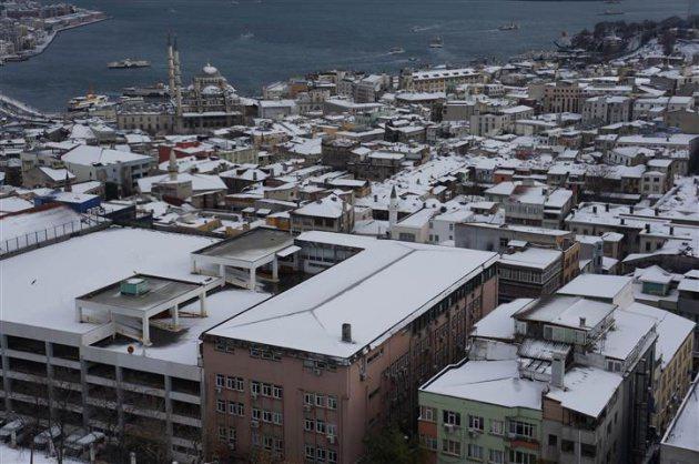 Kuleden kartpostallık manzaralar yansıdı. Karla kaplanan Sultanahmet Camii, Ayasofya Müzesi,