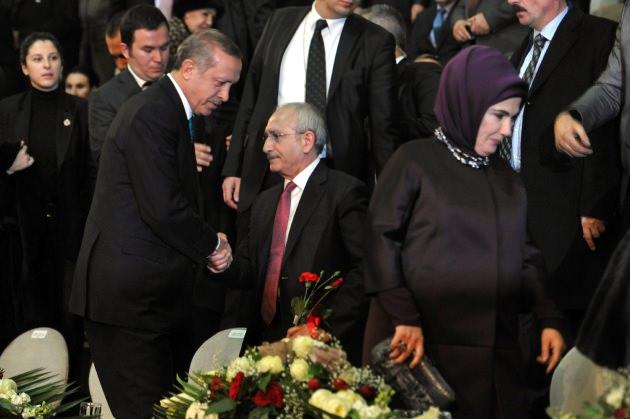 Başbakan ve CHP Genel başkanı yerlerine oturmadan önce selam verip birbirleriyle tokalaştı. 