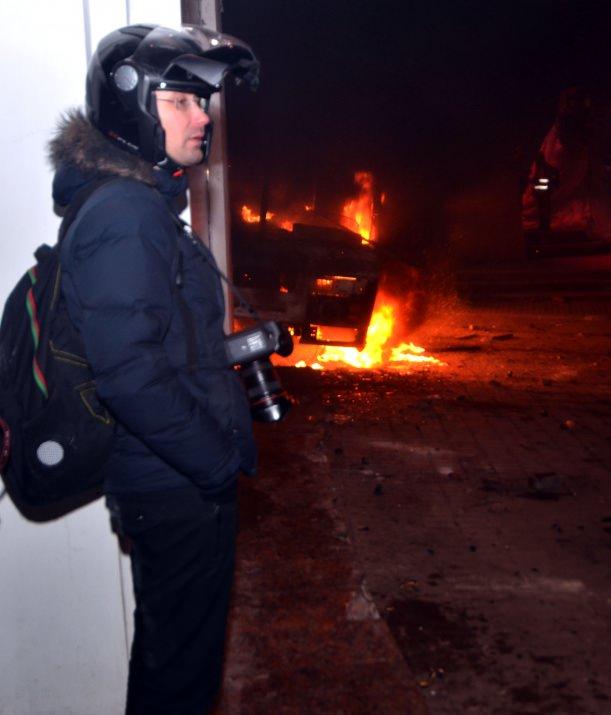 D&uuml;n başlayan eylemler gece saatlerine kadar aralıksız devam etti. Eylemcilerin taşlı sopalı saldırılarını polis gazlı m&uuml;dahaleler ile p&uuml;sk&uuml;rtt&uuml;. Eylemciler, polisin barikat kurmak i&ccedil;in kullandığı kamyonet ve polis otob&uuml;slerinin tamamını yaktı.
