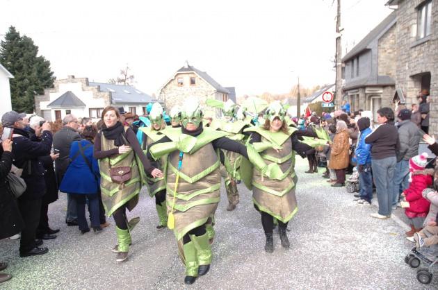 Farklı kost&uuml;mlerle ge&ccedil;it yapan k&ouml;yl&uuml;lere Bel&ccedil;ikalı T&uuml;rkler de T&uuml;rk bayraklarıyla katıldı.
