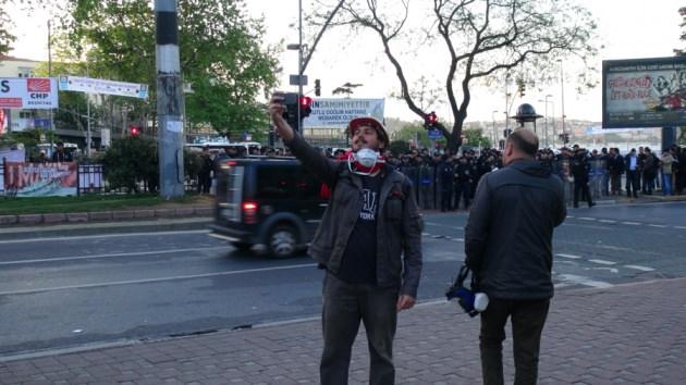 <p>Kafalarında baret bulunan ve yüzlerini kapatan eylemciler, yolun karşısında bulunan çevik kuvvet polislerini arka fona alarak selfie pozu verdi.</p>
