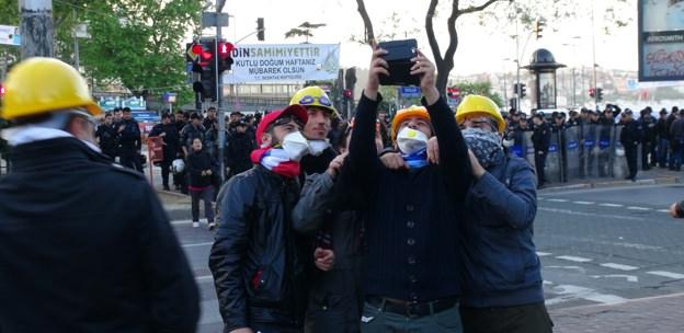 <p>Beşiktaş'ta 1 Mayıs için toplanan eylemciler, güvenlik önlemi alan polislerle 'selfie' fotoğrafı çektirdi. </p>