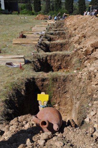 Onlarca belediye &ccedil;alışanı sabahın erken saatlerinden itibaren mezar yerleri kazmaya başladı.