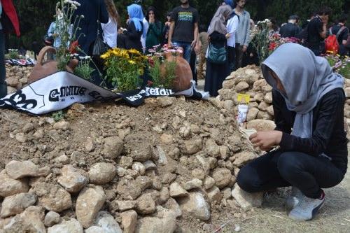 Maden kazasında hayatını kaybedenlerin aileleri ve yakınları, mezar başında sevdikleri i&ccedil;in g&ouml;zyaşı d&ouml;kt&uuml;. Şehitler i&ccedil;in Kur'an-ı Kerim okuyup dua etti.