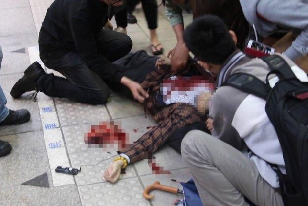 <p>Katilin alkoll&uuml; olduğu belirlendi. 21 yaşındaki erkek &ouml;ğrencinin ailesinin dedikleri ise dehşet vericiydi. İfadeye g&ouml;re &ccedil;ocukları evde devamlı şiddet i&ccedil;eren oyunlar oynuyordu.</p>