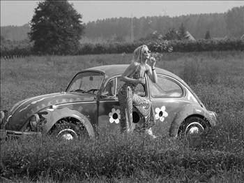 HİPPİLER:   1968 yılında dünyada esen serbestlik rüzgârının yansımaları olan “Hippiler (Hippy)”, 70’lerde uzakdoğu orijinli dünya gezilerine çıkmaya başladılar ve Hindistan, Nepal, Katmandu gibi Budizm ağırlıklı yerlere ulaşmak için rotalarını genelde Türkiye üzerinden çizdiler. Kendilerine “Çiçek çocukları”, “Barış elçileri” gibi enteresan isimler veren Batı Avrupa’nın ve Kuzey Amerika’nın işsiz, parasız entel gençleri, volkswagen marka minibüslere doluşarak İstanbul’a geldiler ve uzun yıllar Sultanahmet’i kendilerine buluşma yeri seçerek, burada ucuza konaklamaya başladılar. Uyuşturucu ağırlıklı bir yaşam tarzı süren ve garip giysiler giyerek sürekli şarkı söyleyen, çalışmayan, üretmeyen bu akımın temsilcilerine tüm dünyada olduğu gibi bizde de Hippi denildiği gibi, İstanbul halkı tarafından kendilerine ikinci bir isim daha takıldı; “Bitli turist”... Sultanahmet semti de bundan nasibini aldı ve adı; “Bitli Sultanahmet” oldu uzun yıllar... Hippilik akımı 1980’lerin başında yokoluş sürecine girince, hippiler de İstanbul’u terketmeye başladılar.