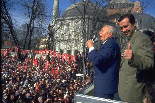 Aslında herşey, &ldquo;Milli G&ouml;r&uuml;ş&rdquo; hareketinin Anayasa Mahkemesi tarafından kapatılan son partisi Fazilet Partisi&rsquo;yle (FP) başladı. 