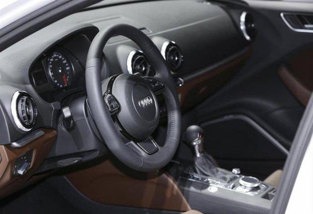 <p>Bu kapsamda ''2014 Yılın Otomobili Ödülü''nü Audi A3 kazandı. Audi A3'ün; motoru, gövde stili, keskin hatlarının yanı sıra iç tasarımıyla jüriyi etkilediği belirtildi.</p>