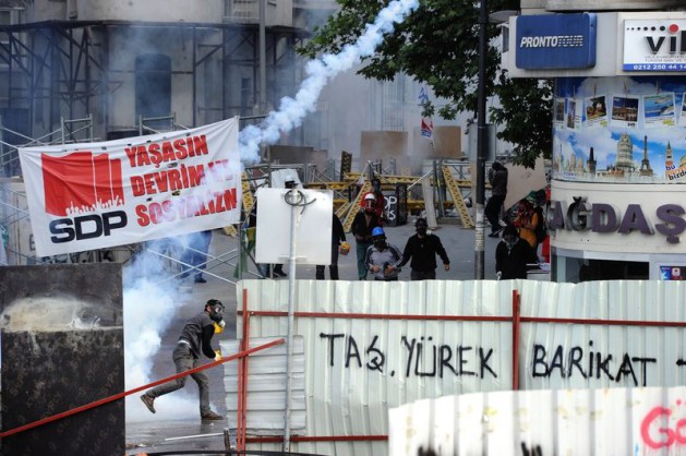 <h2 class="baslik">Gezi Parkı eylemlerinin çıkma sebebi ne? Bu eylemlerde tepkisini gösterenler, gerçekten çevreci ya da apolitik gençler mi? Taksim'de boy gösterenler siyasetten uzak mı? Gezi Parkı eylemlerinde siyasi partilerin olmadığı 'koca' bir yalan mı? Eyleme katılanları organize eden kaç parti var?</h2>