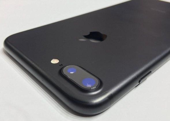 <p><strong>iPhone 7 Plus</strong><br />
<br />
Bellek: 3 GB RAM<br />
Kamera: 12 megapiksel</p>
