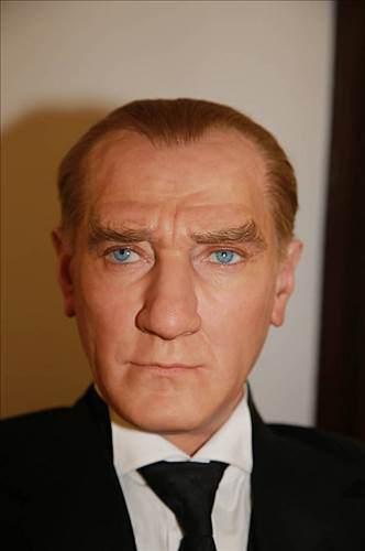 Atatürk'ün silikondan yapılmış heykeli ziyaretçileri tüm gerçekçiliğiyle karşılıyor.
