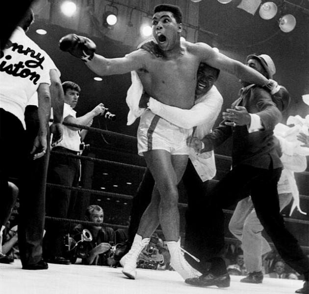 Sonny Liston'u devirdikten kısa bir süre sonra ''Yeni Kral'' artık Müslüman olduğunu ve Cassius Clay olan ismini Muhammed Ali olarak değiştirdiğini açıklamıştı.